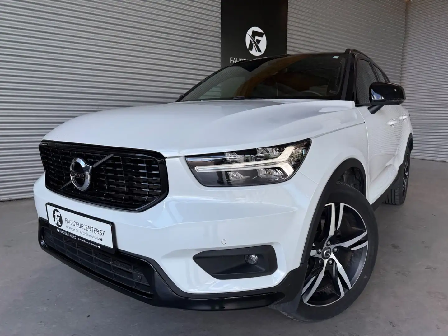 Volvo XC40 T5 AWD R Design/PANO/RFK/CARPLAY/TOTW. Weiß - 1