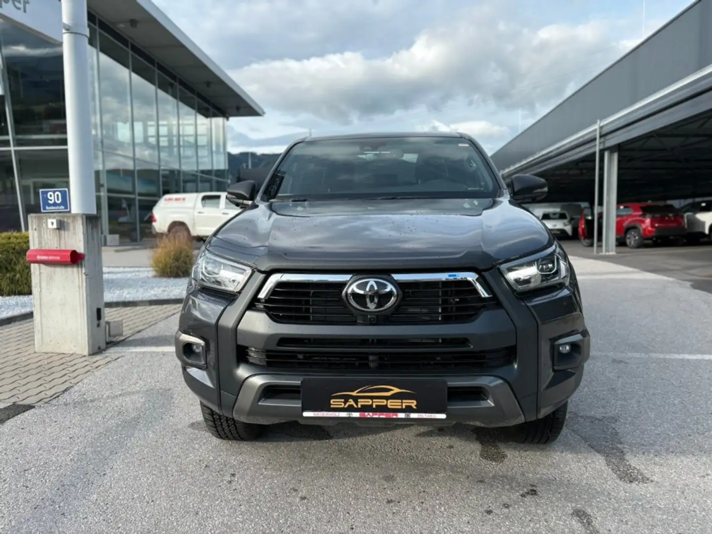 Toyota Hilux DK Invincible 4WD 2,8 D-4D MHEV Aut. Grau - 2