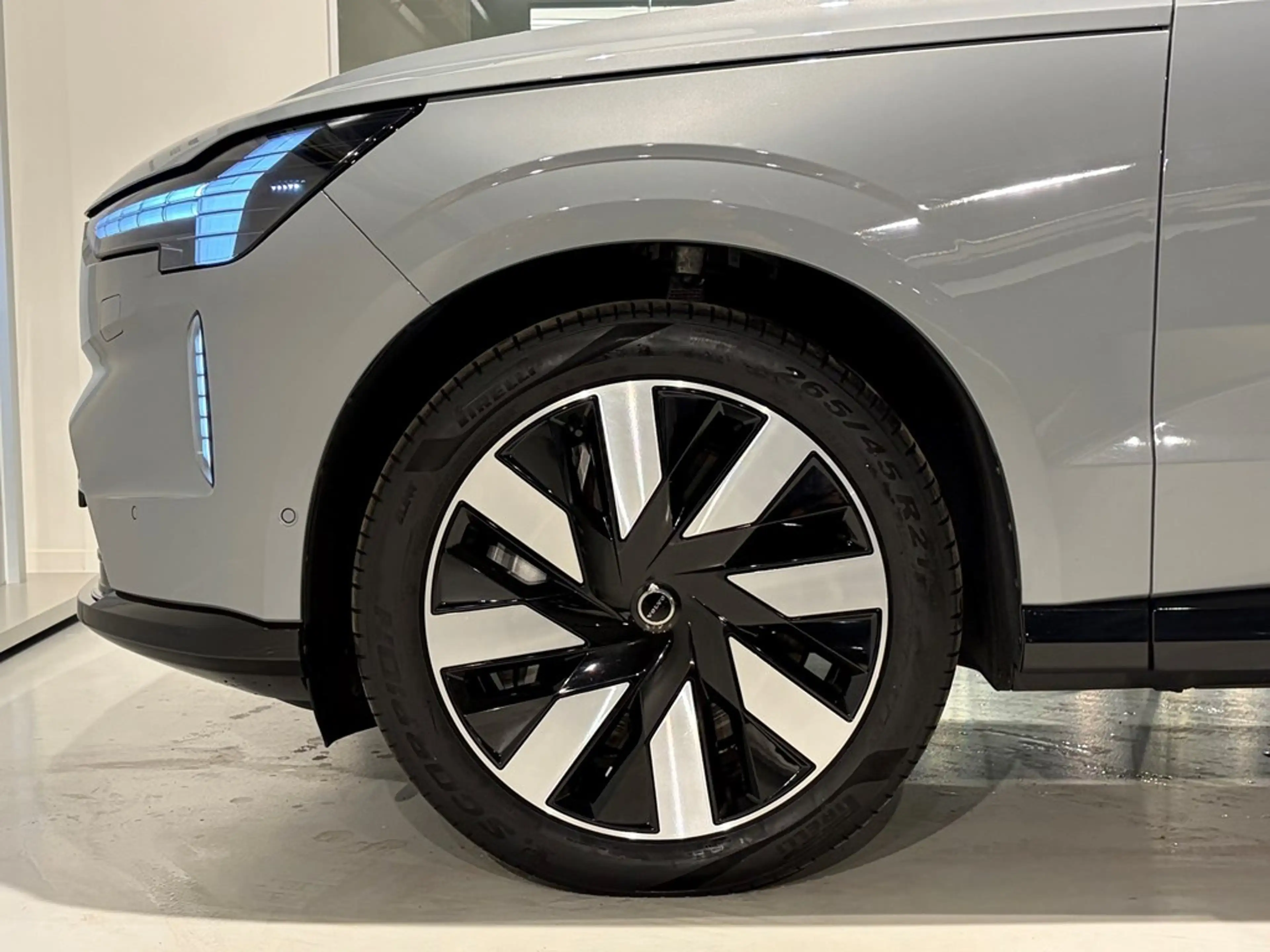 Volvo EX90 Ultra Twin Motor + LUCHTVERING/B&W — photo 3