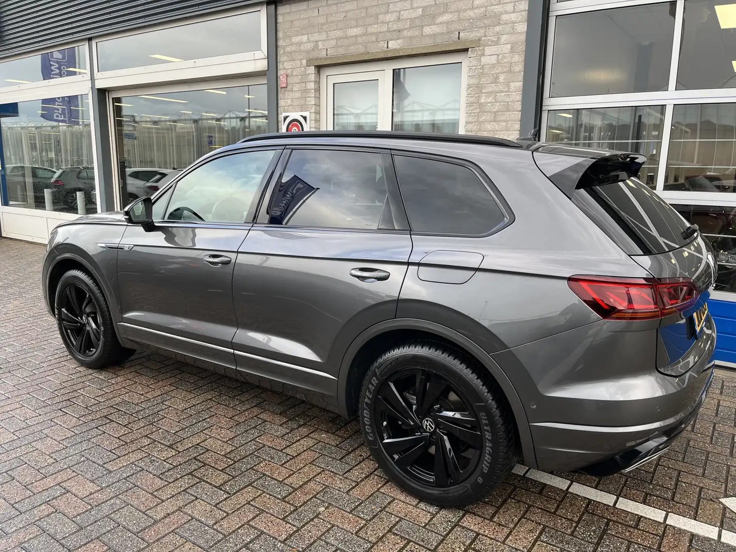Volkswagen Touareg 3.0 TSI 4MOTION R / AUTOMAAT/ PANO/ 462PK/ LUCHTVE Gris - 2