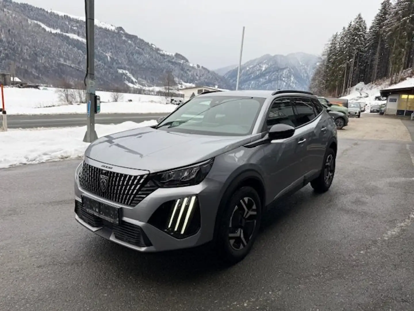 Peugeot 2008 Allure Pure Tech 100 Grau - 2