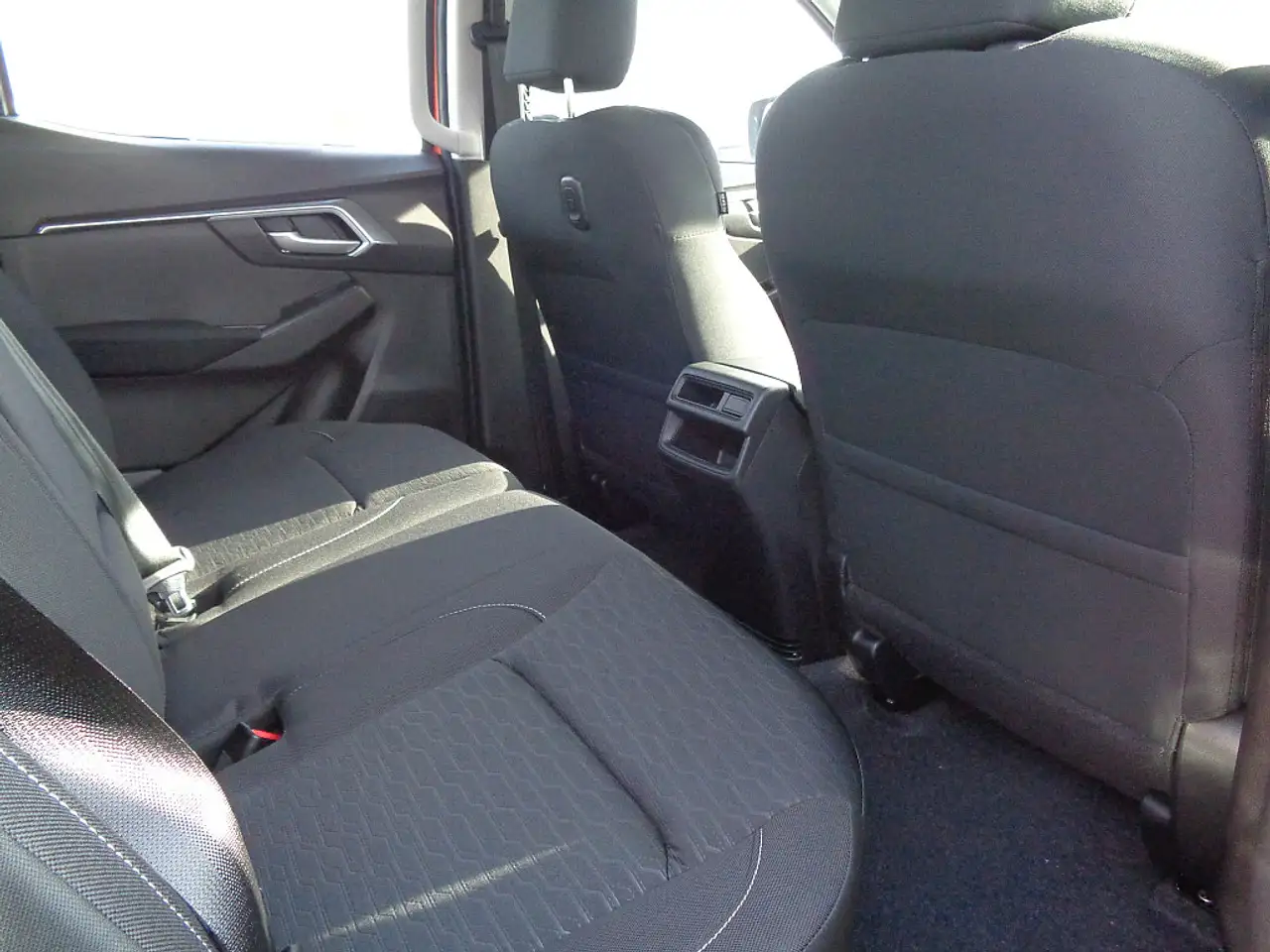 Isuzu D-Max 2023 — фото 7