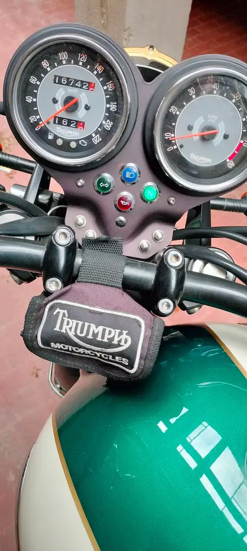 Triumph Bonneville T100 - 1