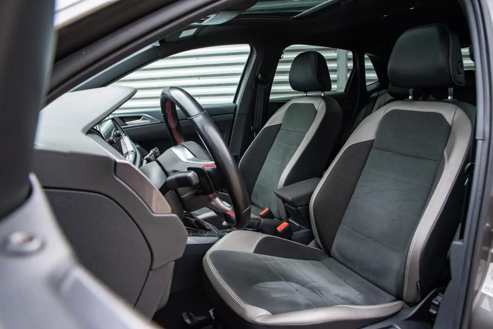 Volkswagen Polo GTI 2.0 TSI Panodak Adapt. Cruise Beats Audio Stoelver Grijs - 2