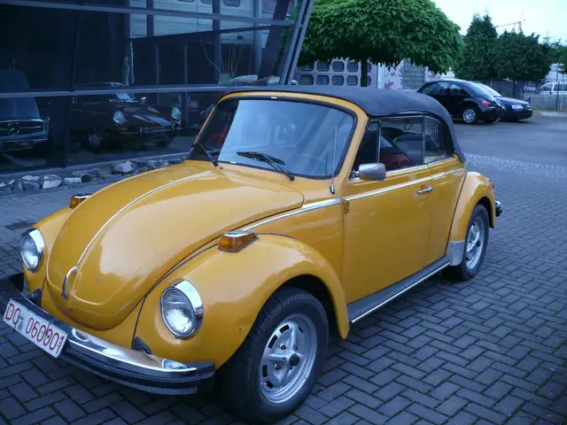 Volkswagen 1303 Cabriolet view 2