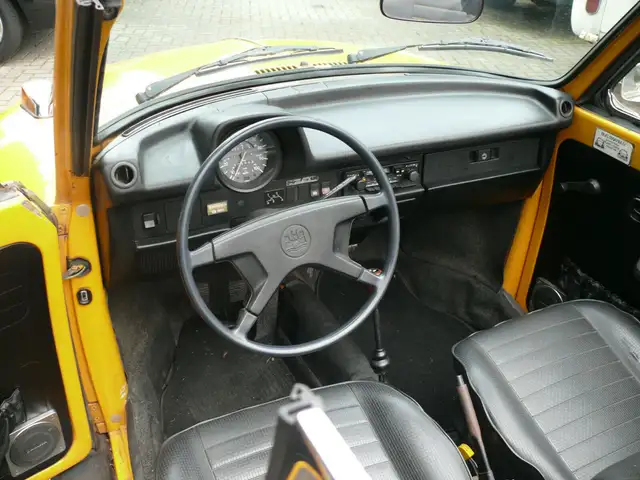 Volkswagen 1303 Cabriolet view 11