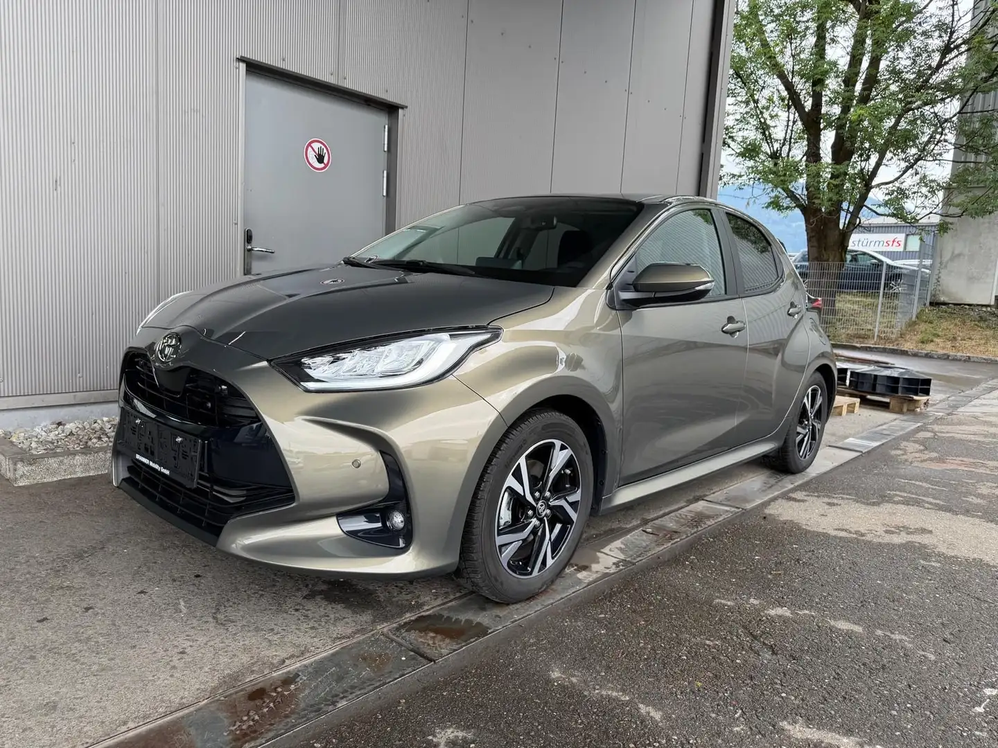 Toyota Yaris 1,5 Hybrid Active Drive Grün - 2