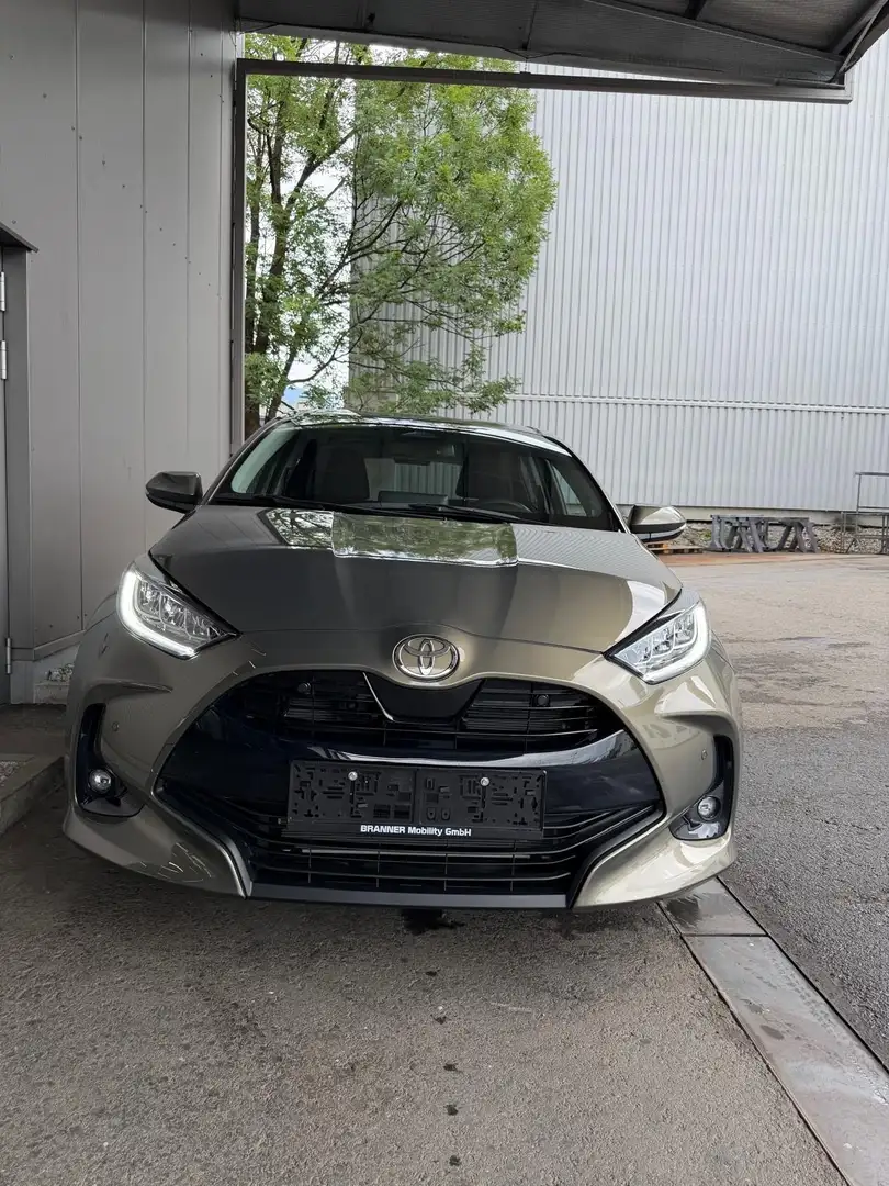 Toyota Yaris 1,5 Hybrid Active Drive Grün - 1