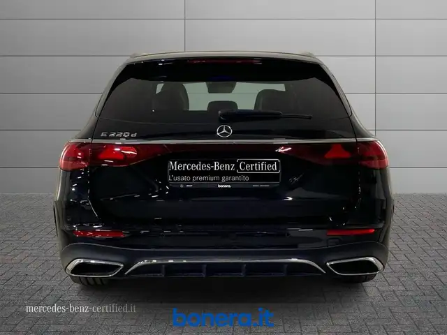 Mercedes-Benz 220 view 4