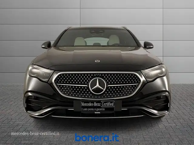 Mercedes-Benz 220 view 3