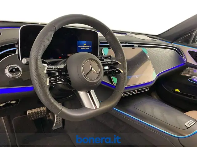 Mercedes-Benz 220 view 11