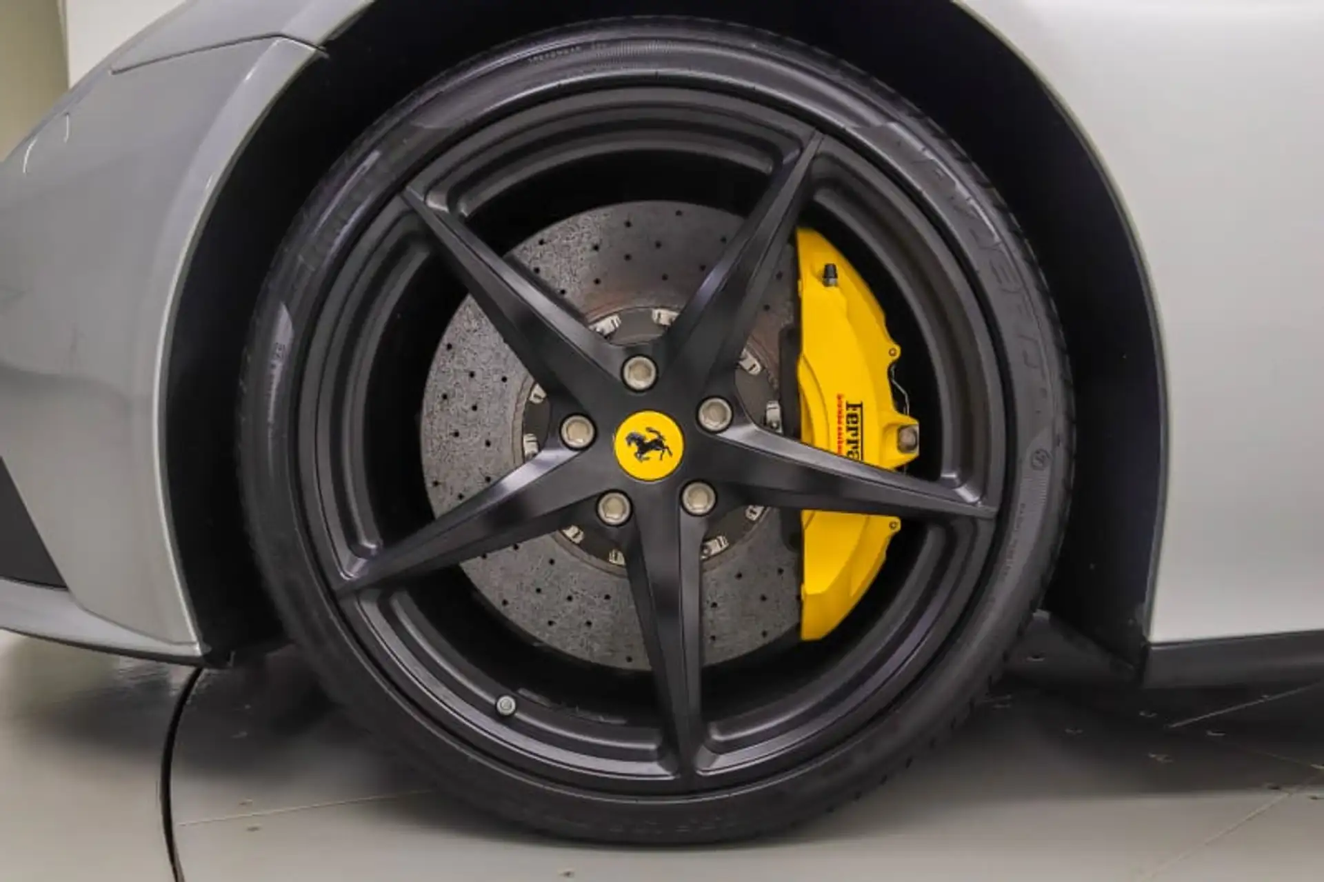 페라리 F12 베를리네타 2015 화이트 사진 6