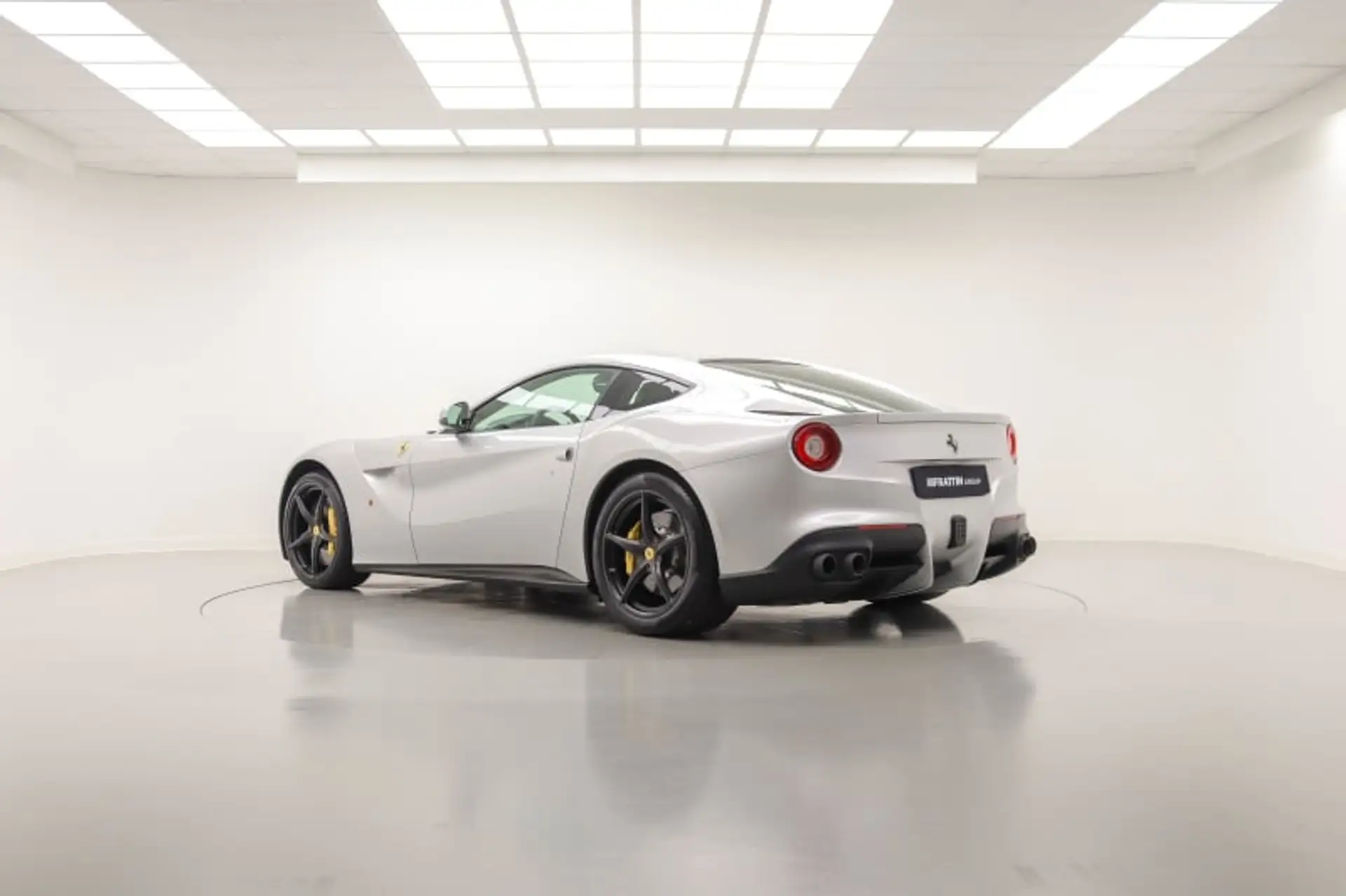 페라리 F12 베를리네타 2015 화이트 사진 2