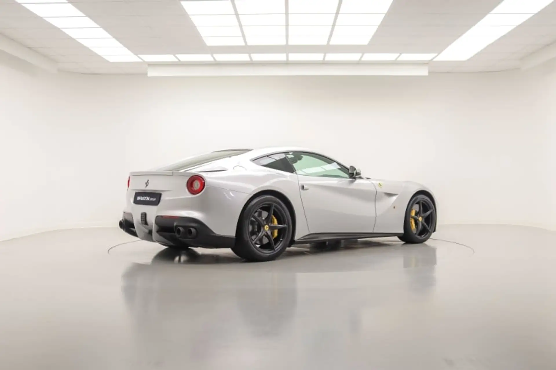 페라리 F12 베를리네타 2015 화이트 사진 3