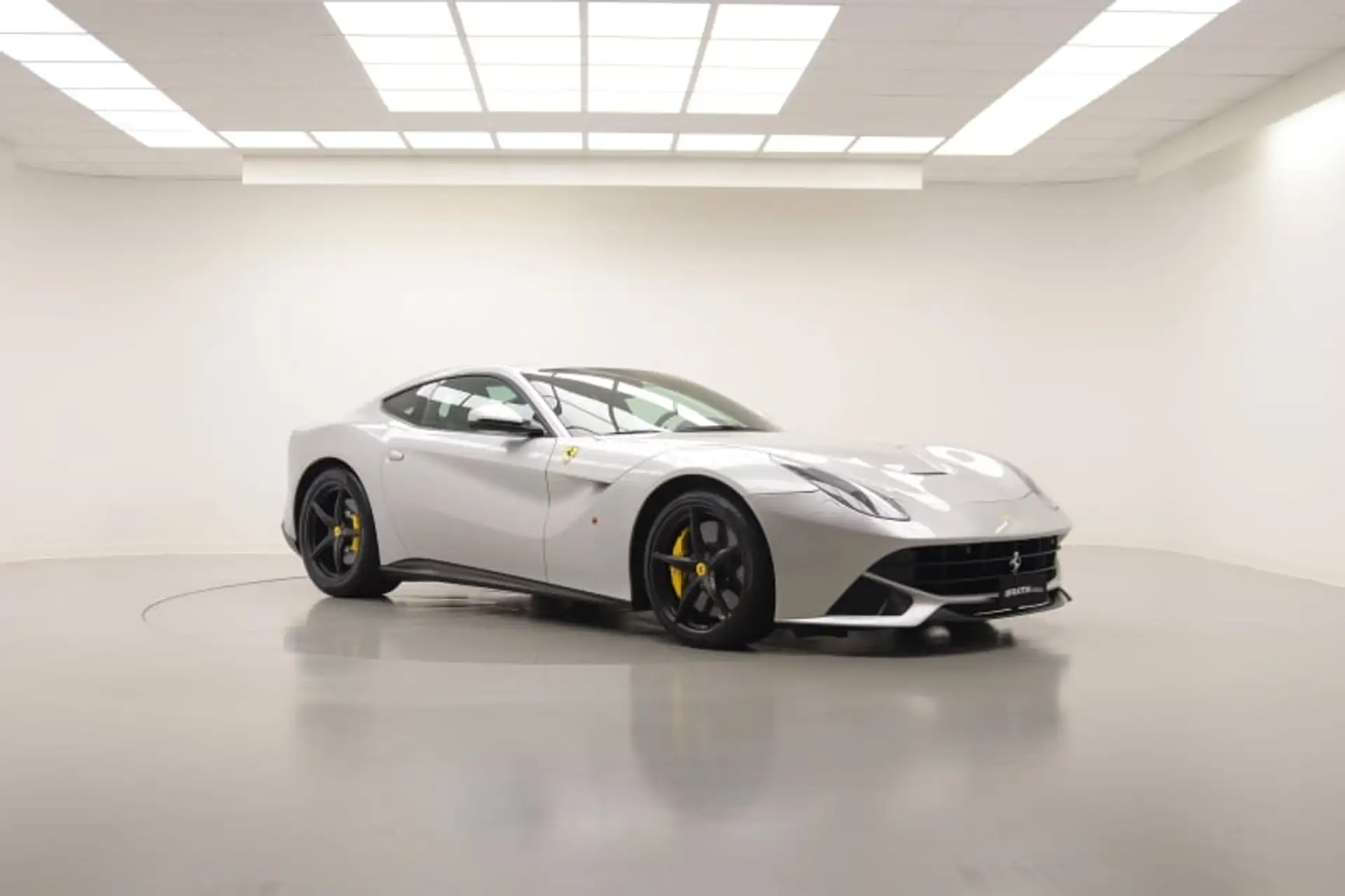 페라리 F12 베를리네타 2015 화이트 사진 4