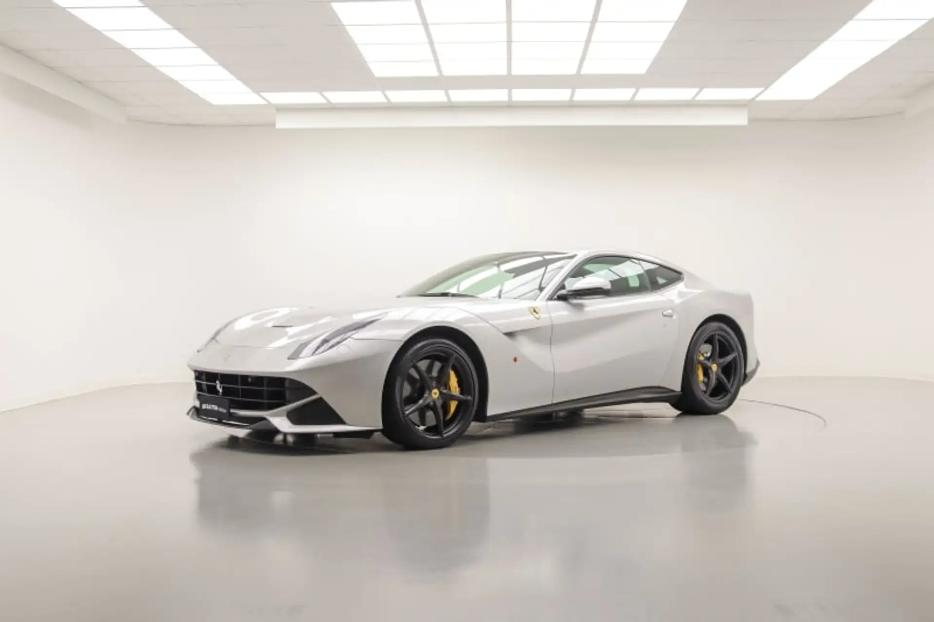 페라리 F12 베를리네타 2015 화이트 사진 1