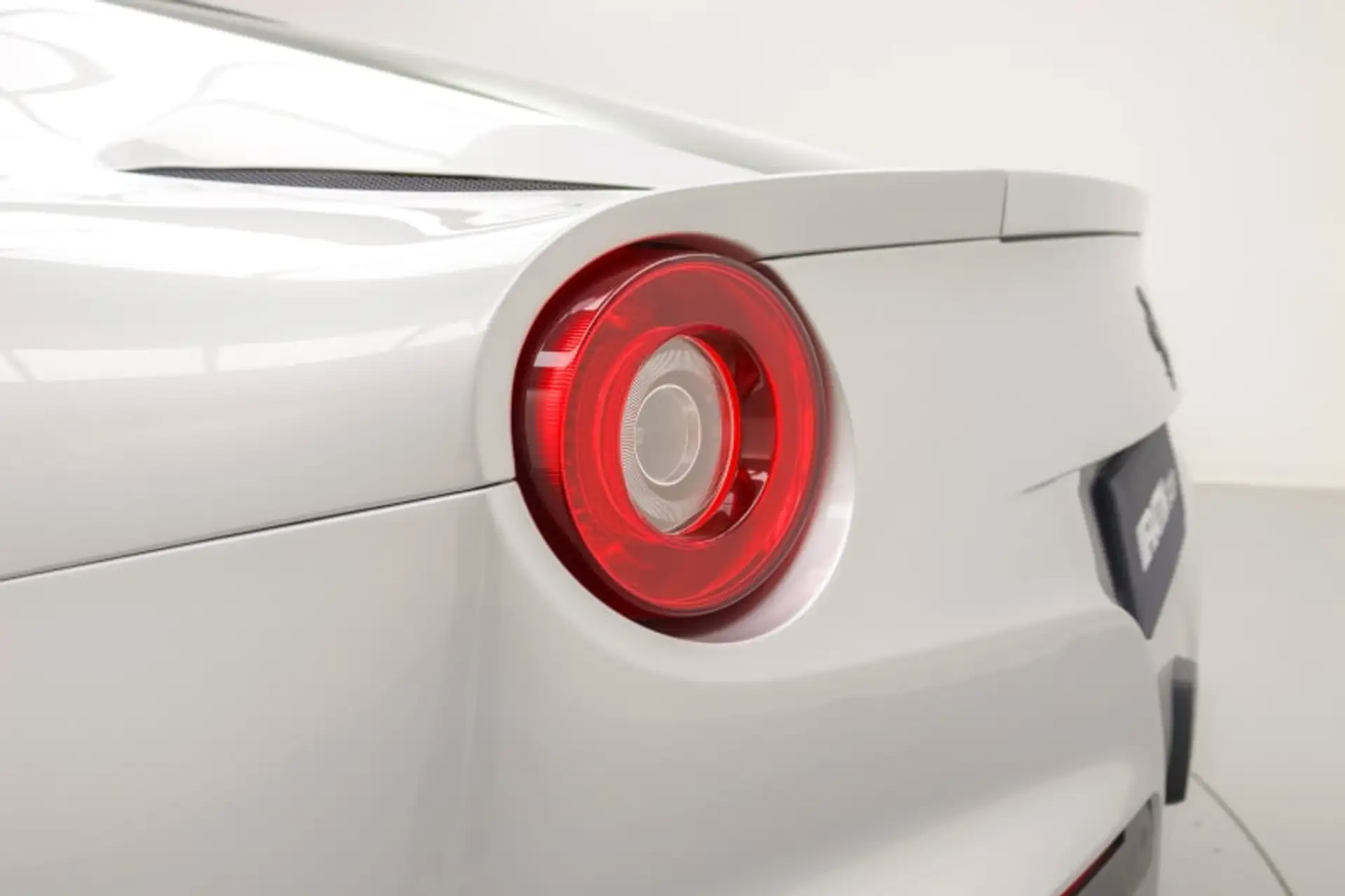 페라리 F12 베를리네타 2015 화이트 사진 7