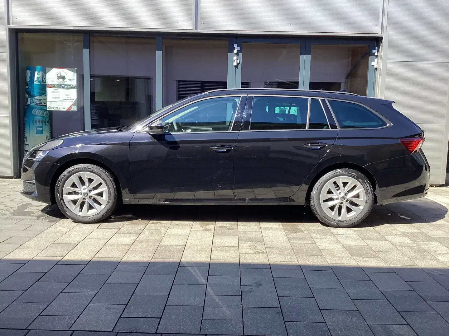 Skoda Octavia Combi 1.5 eTSI DSG Selection LED+AHK+ACC Schwarz - 1
