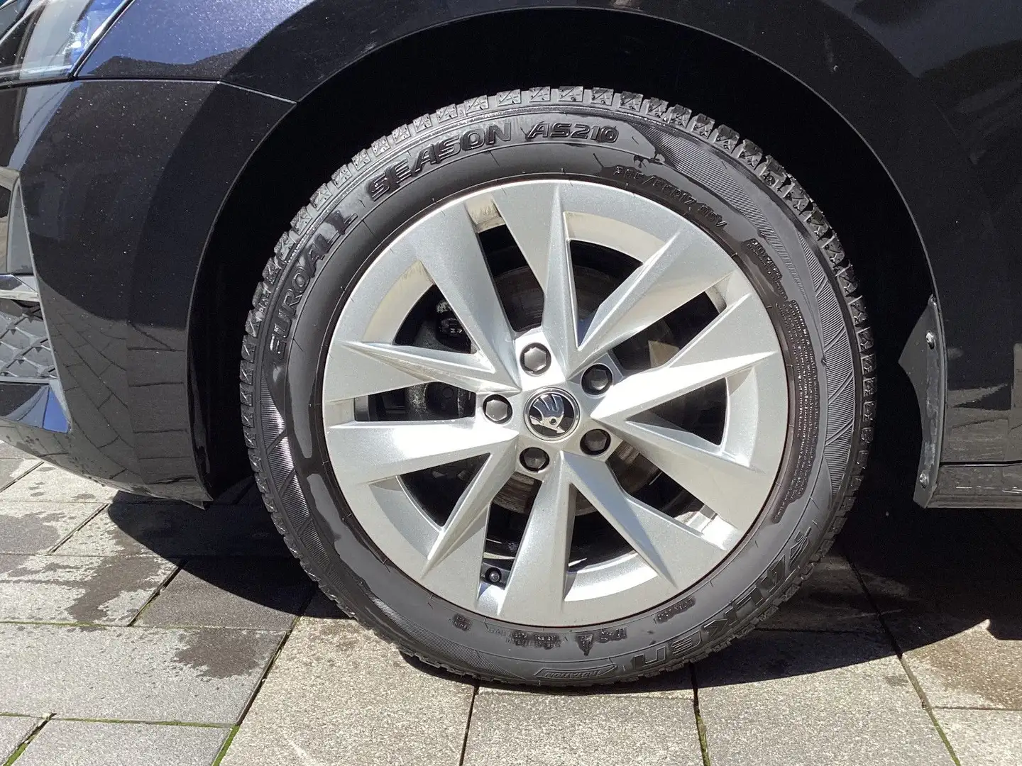 Skoda Octavia Combi 1.5 eTSI DSG Selection LED+AHK+ACC Schwarz - 2
