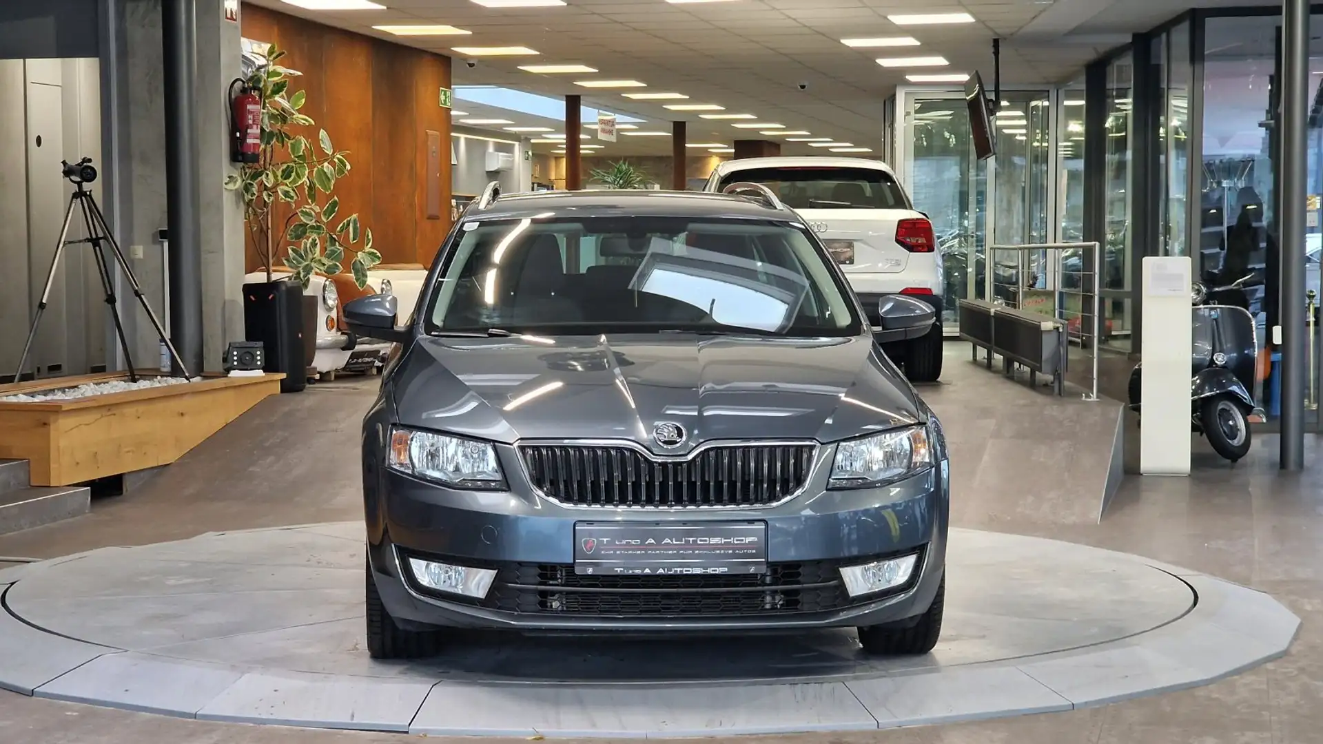 Skoda Octavia Octavia Combi 4x4 +Navi*17Zoll*Dachreling* Grau - 2