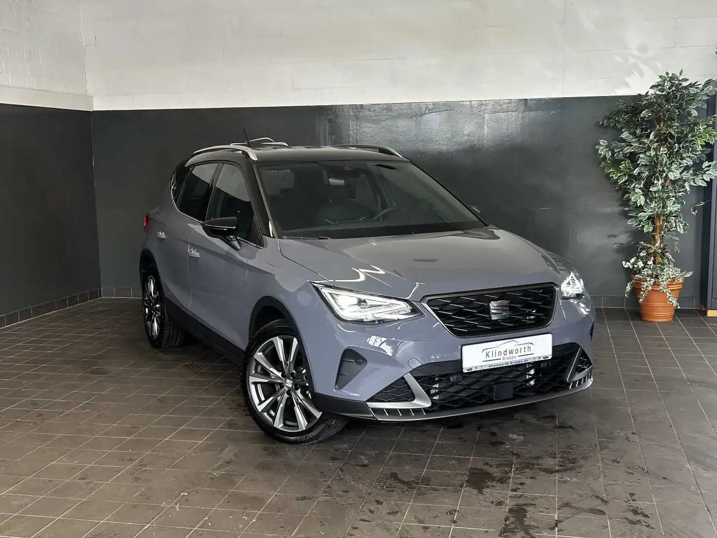 SEAT Arona 1.0 TSI DSG FR Anniversary Edition +AHK Grau - 2