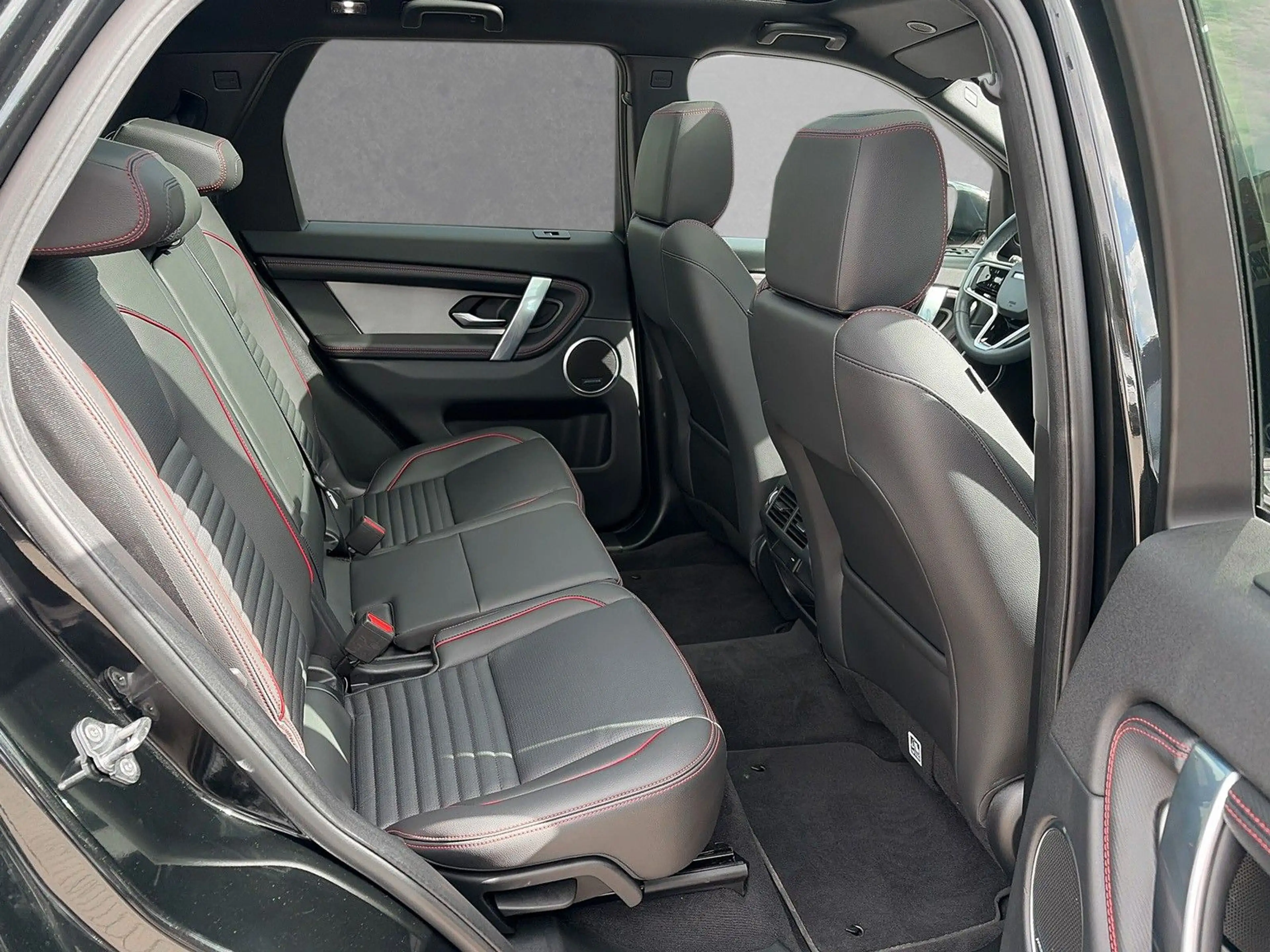 Land Rover Discovery Sport P300e PHEV R-DYNAMIC SE Panorama — photo 5