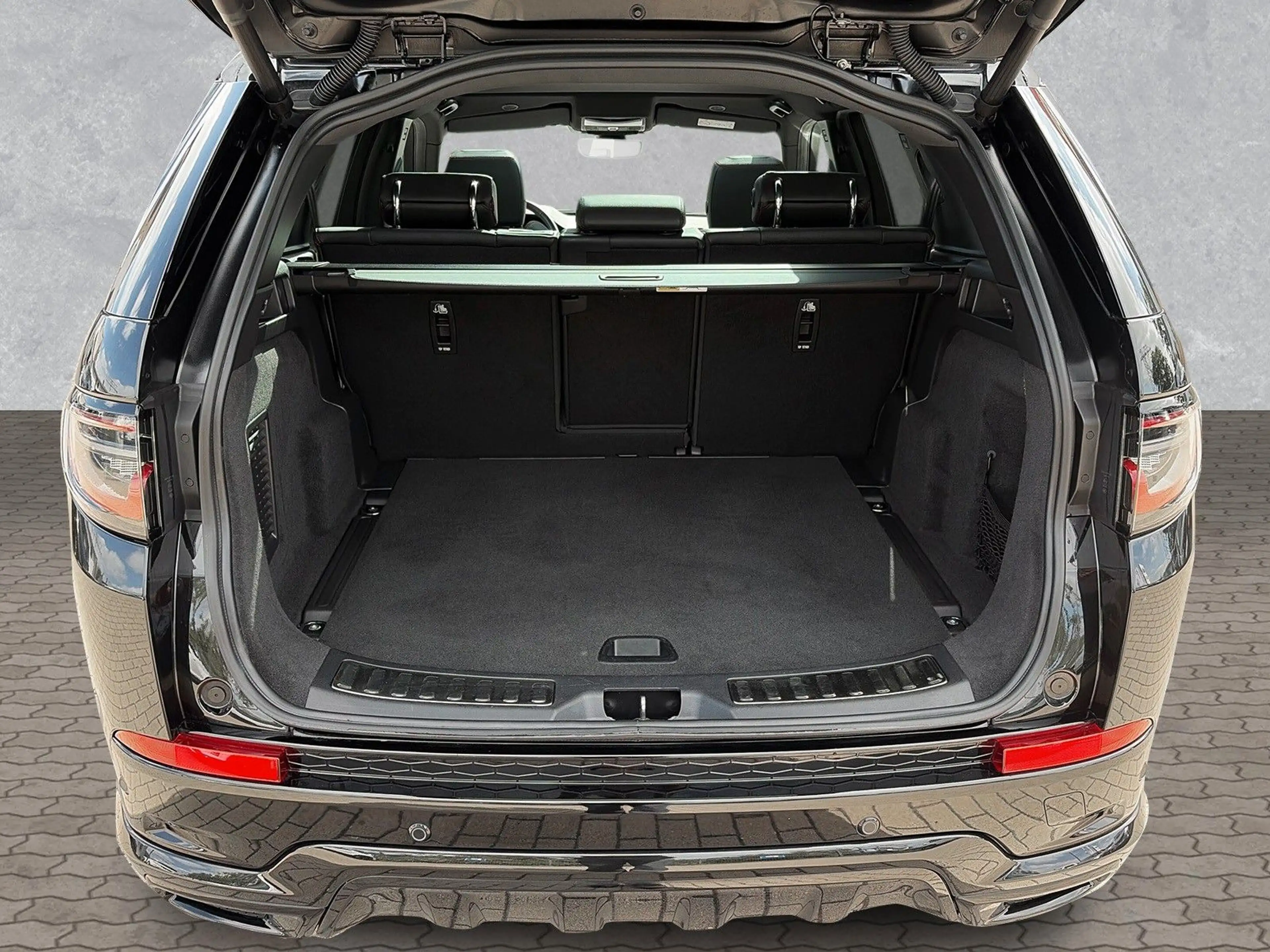 Land Rover Discovery Sport P300e PHEV R-DYNAMIC SE Panorama — photo 15
