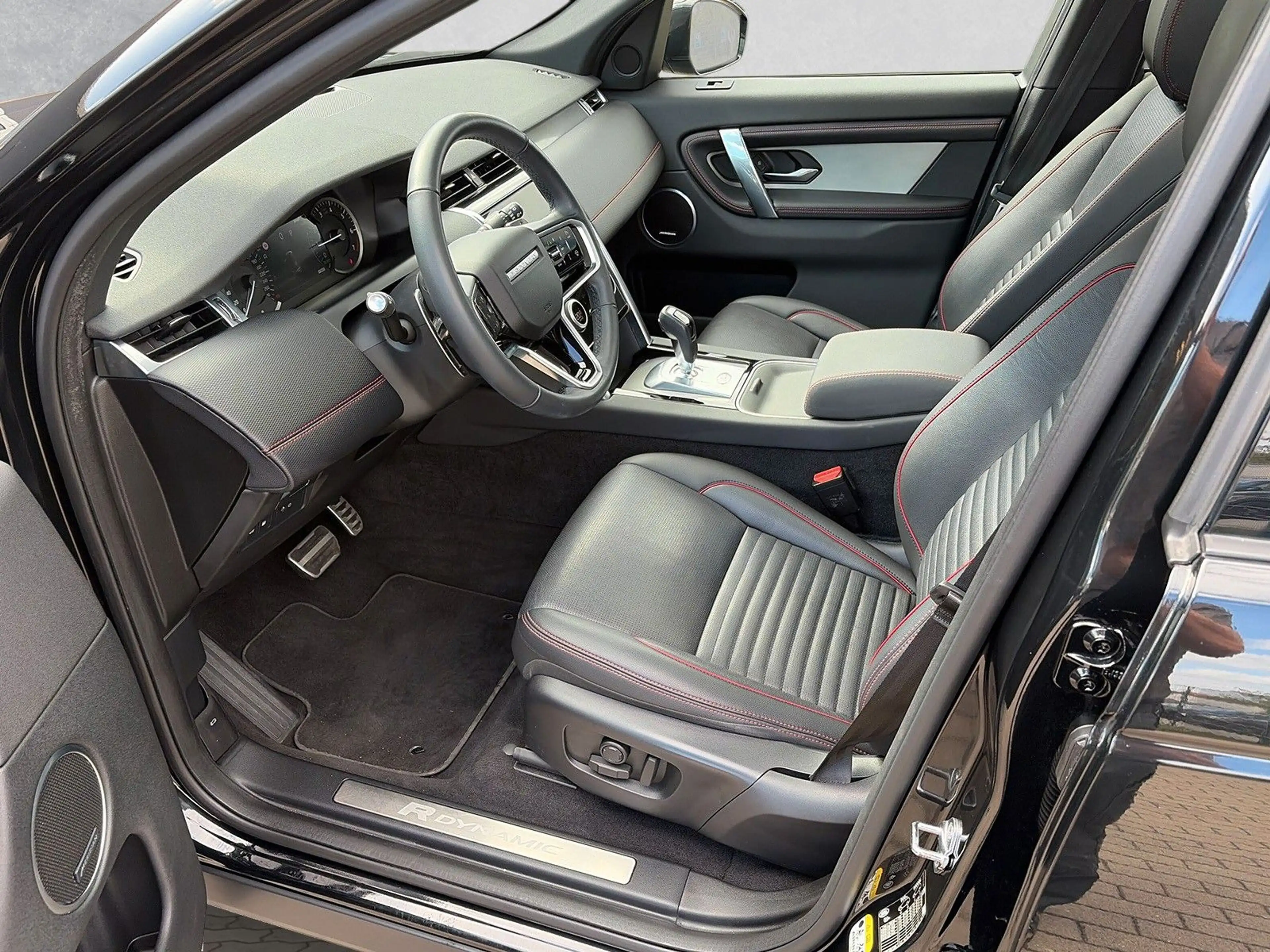 Land Rover Discovery Sport P300e PHEV R-DYNAMIC SE Panorama — photo 13