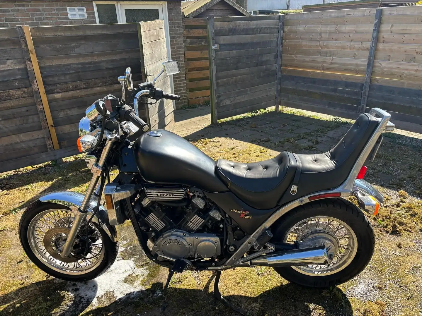 Suzuki GV 700 Madura Zwart - 1
