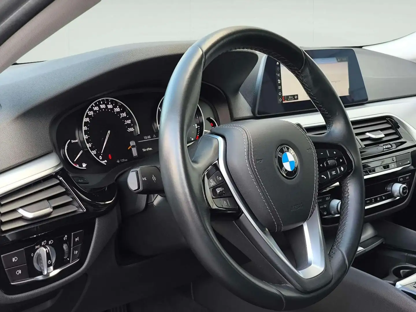 BMW 520 d Touring *Kamera|LED|1.Hand* Schwarz - 2