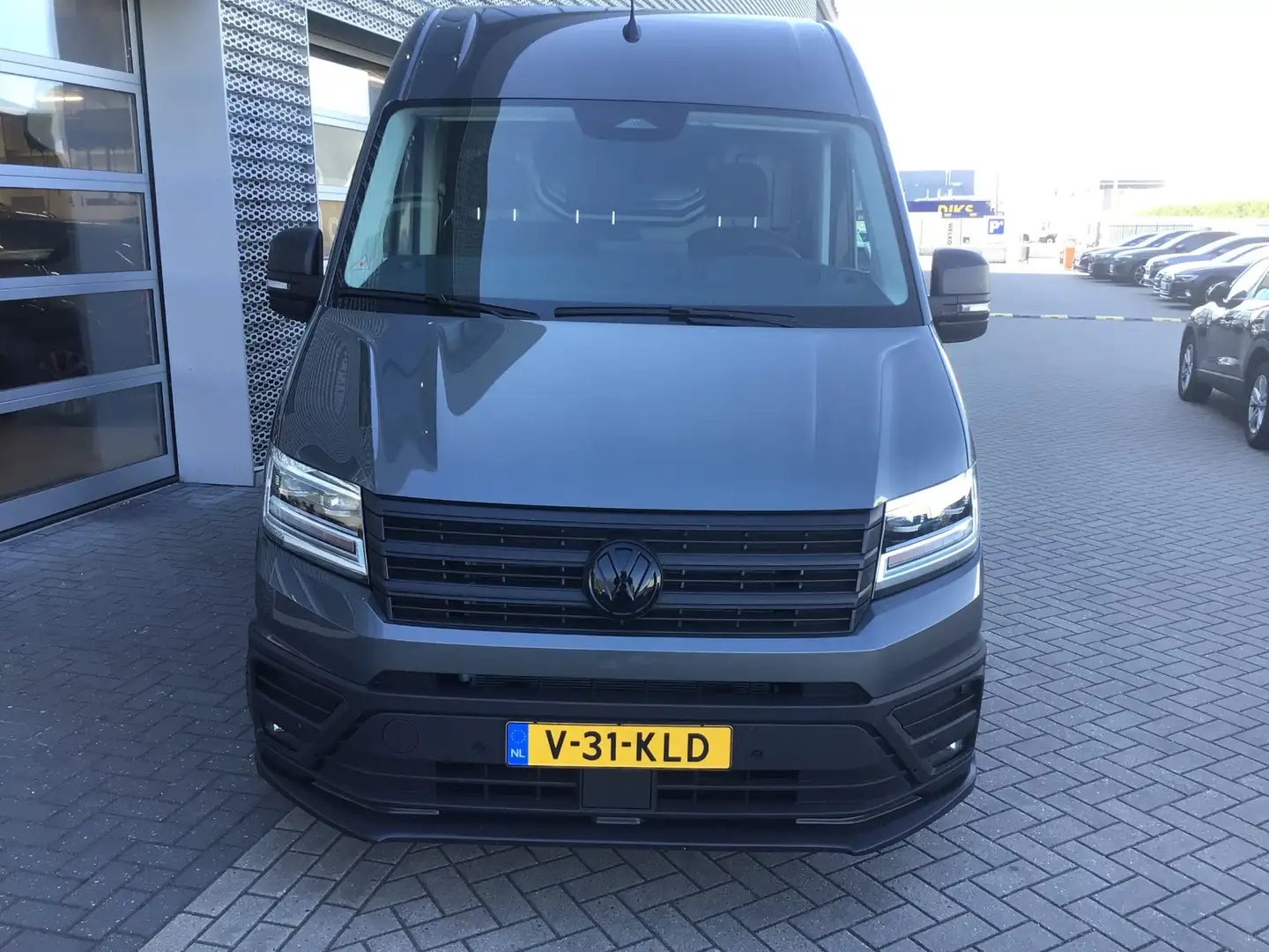Volkswagen Crafter 35 2.0 TDI 140 PK L3H3 Exclusive Automaat Grijs - 2