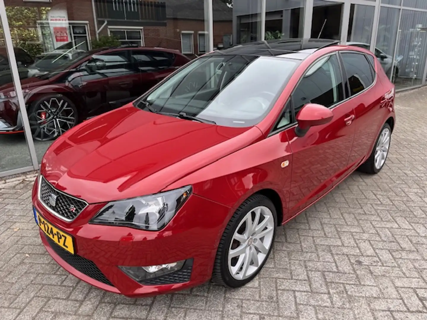 SEAT Ibiza 1.2 TSI Sport FR 105 PK / PANO / 88.000 km Rood - 1
