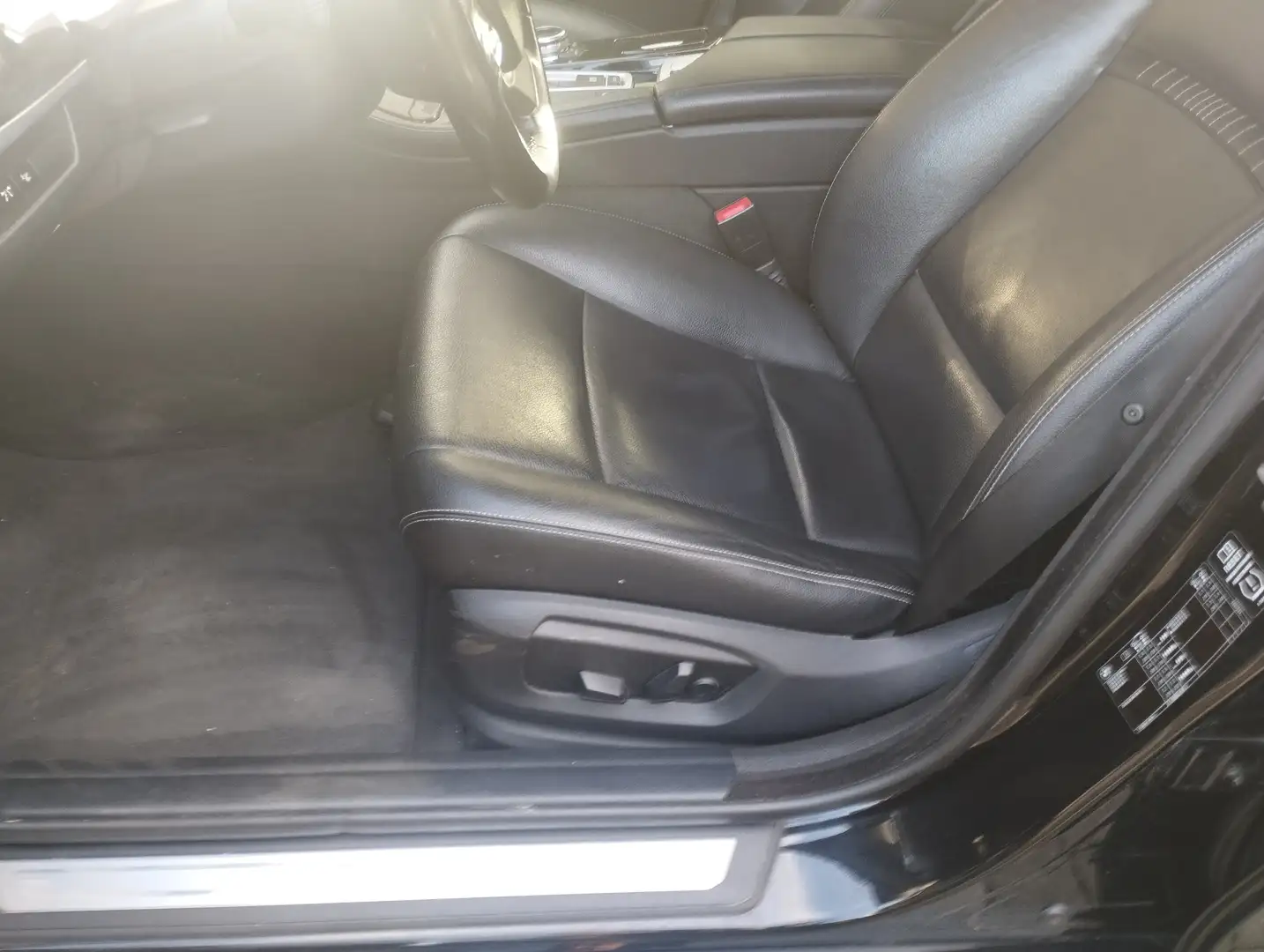 BMW 518 518d Touring Aut. Luxury Line Schwarz - 2