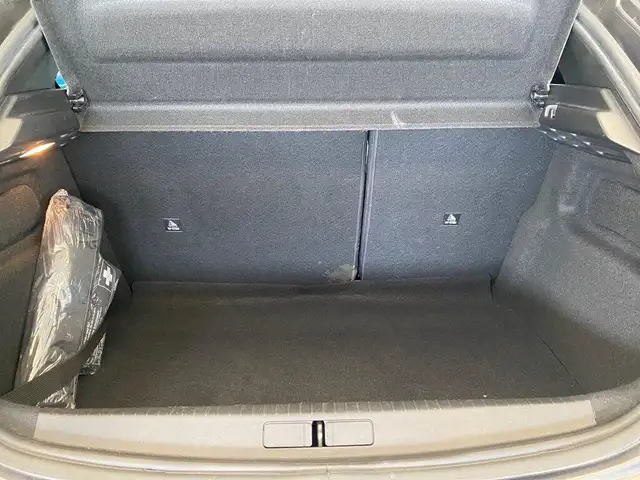 Peugeot 208 view 9
