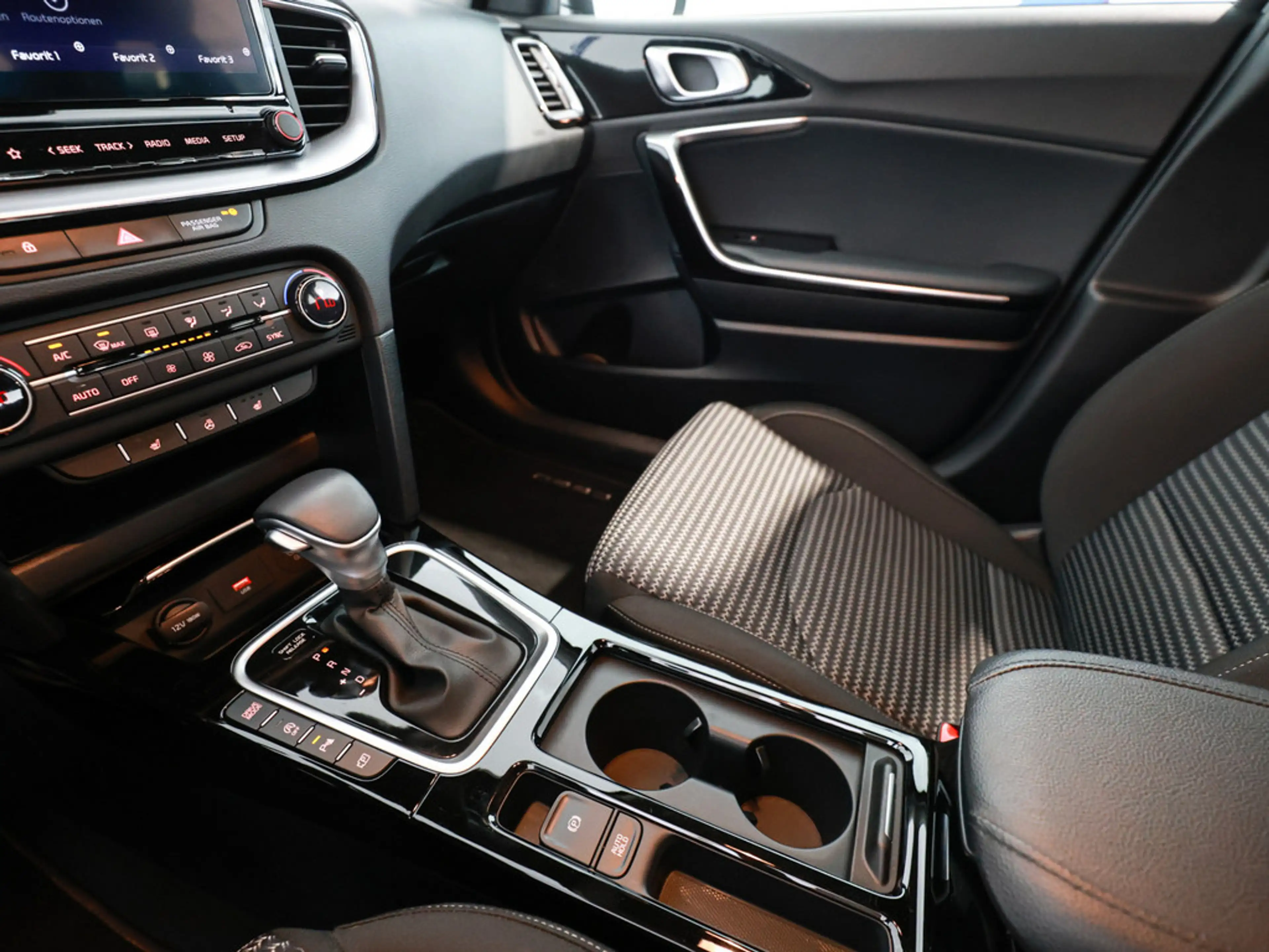 Kia Ceed / cee'd — photo 14