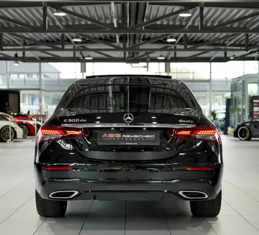 Mercedes-Benz 300 view 8