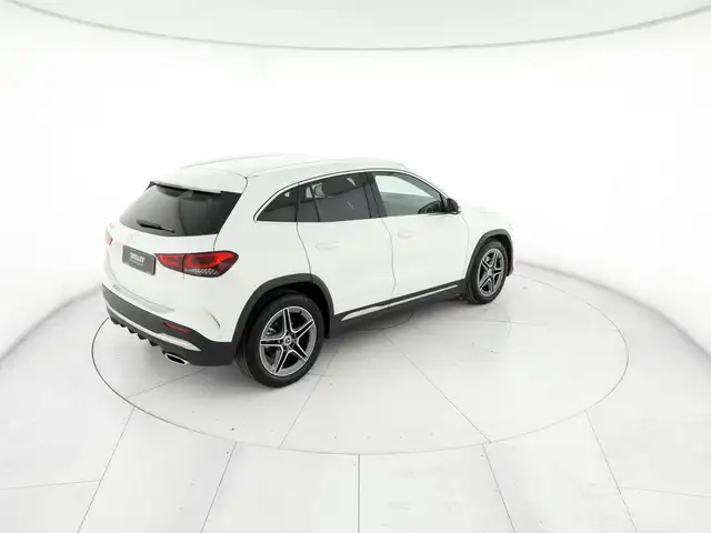 Mercedes-Benz GLA view 4