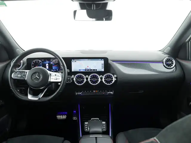 Mercedes-Benz GLA view 9