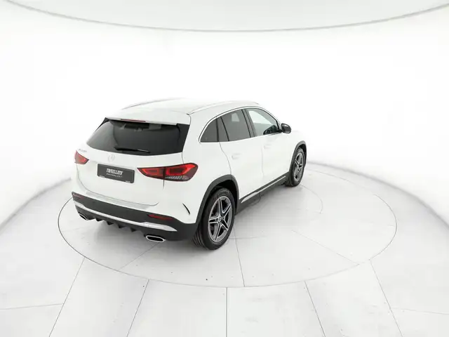 Mercedes-Benz GLA view 3