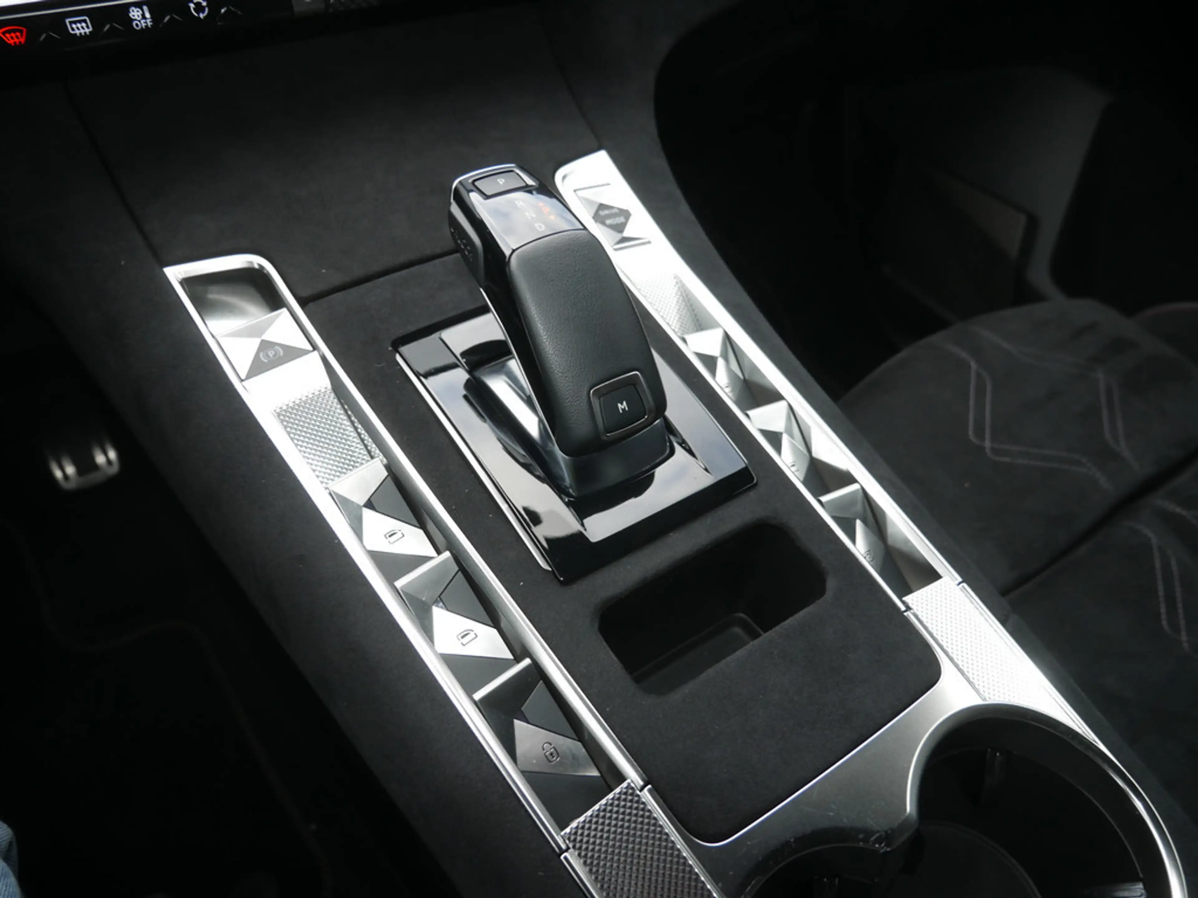 DS Automobiles DS 7 Crossback Performance Line+ BlueHDi 130 — photo 12