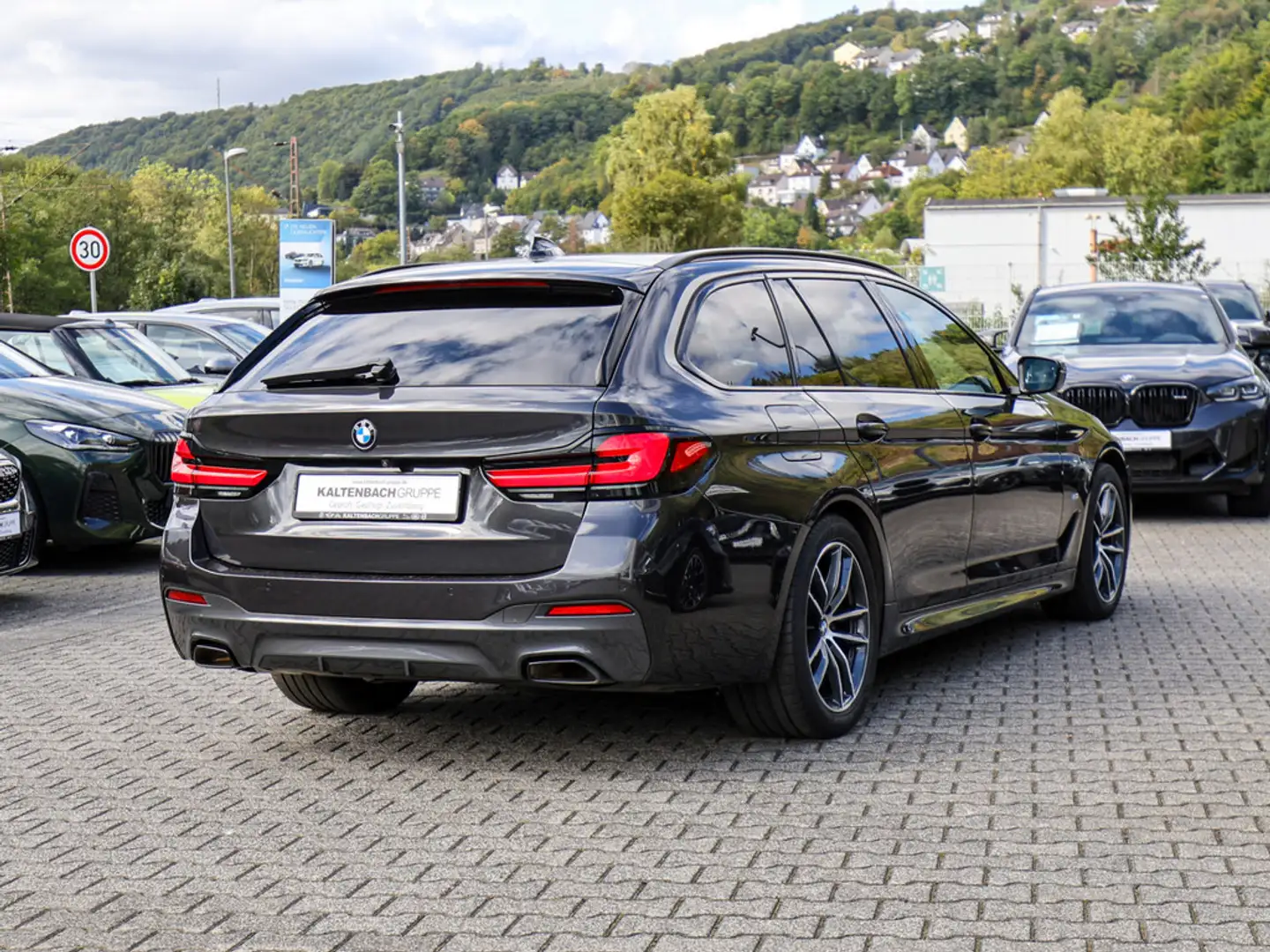 BMW 520 d Touring M-Sport PANO HUD LED NAVI KAMERA Grijs - 2