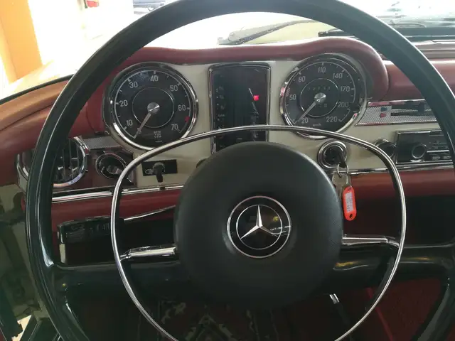 Mercedes-Benz SL 280 "Pagode" Schalter Ansicht 33