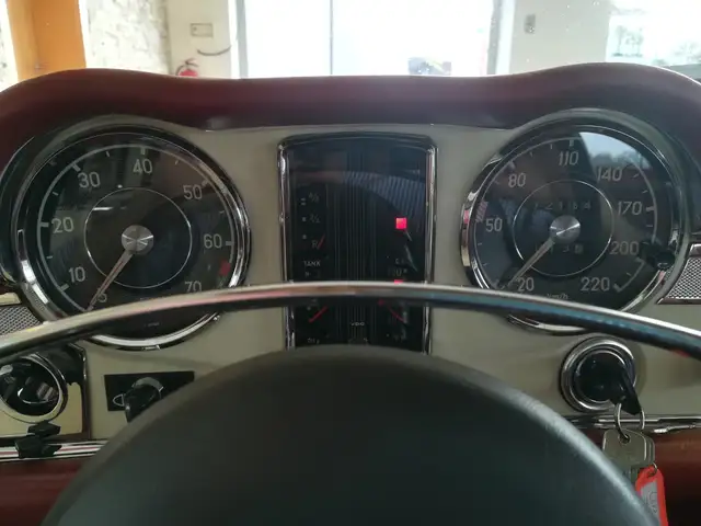 Mercedes-Benz SL 280 "Pagode" Schalter Ansicht 39
