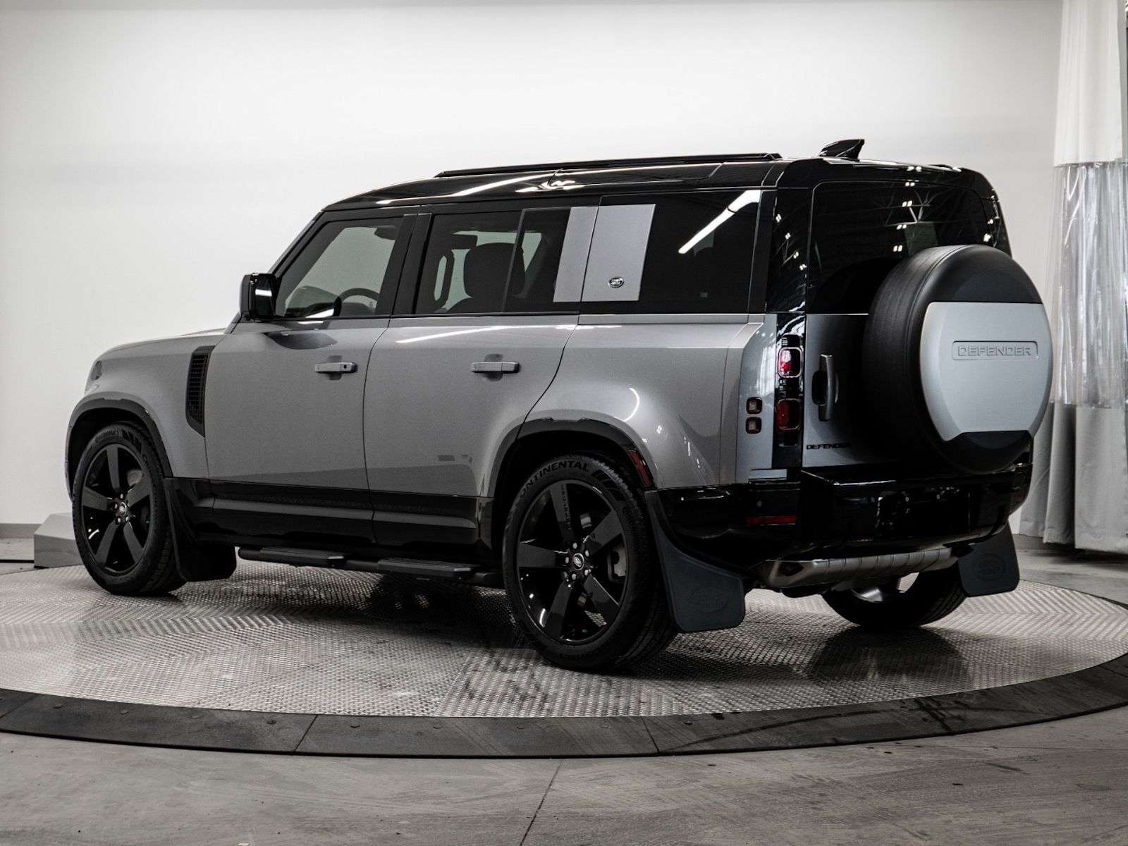 2024 Land Rover Defender X-DYNAMIC SE 110 | OFF ROAD PACK | 22 INCH WHEELS alt 3