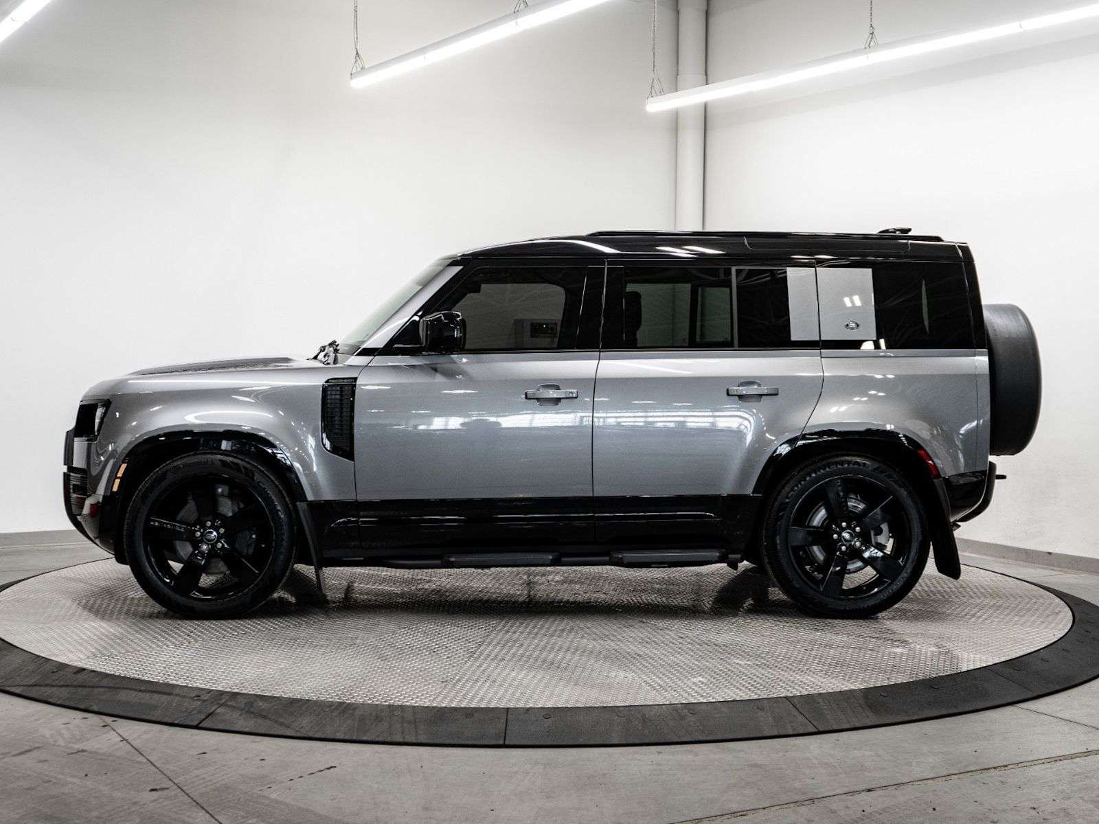 2024 Land Rover Defender X-DYNAMIC SE 110 | OFF ROAD PACK | 22 INCH WHEELS alt 2