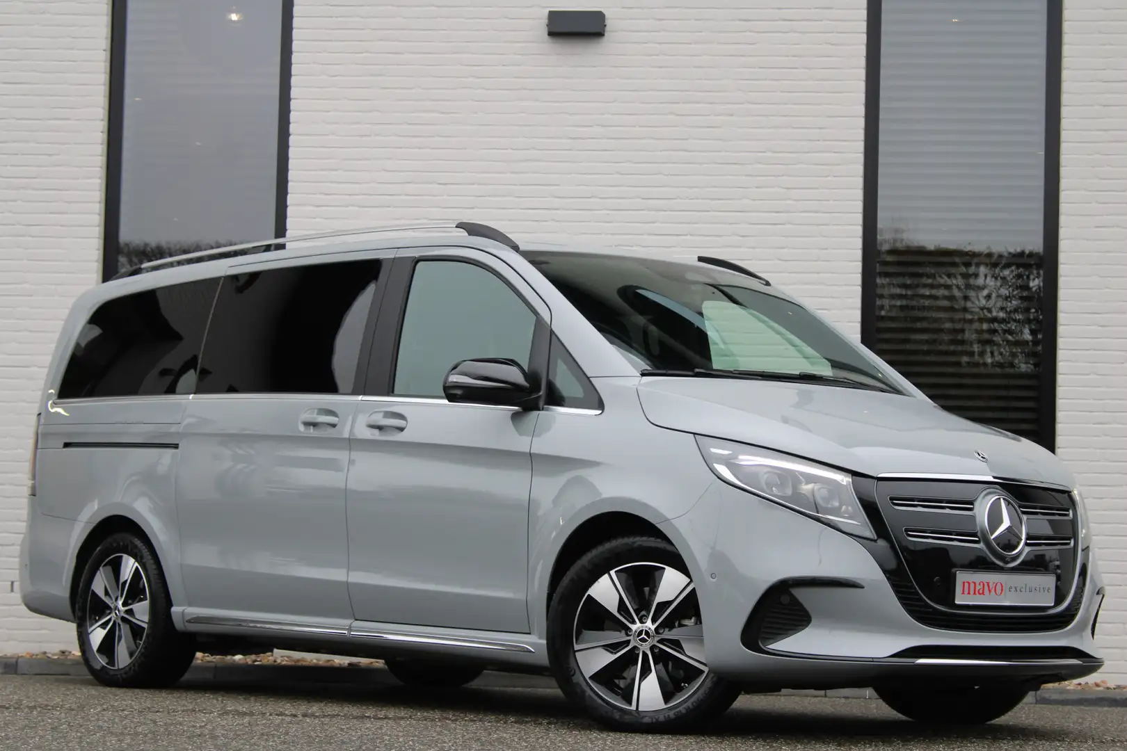 Mercedes-Benz EQV 300 L2 / AMG / New Model / Luchtvering / 7-Persoons / Gris - 1