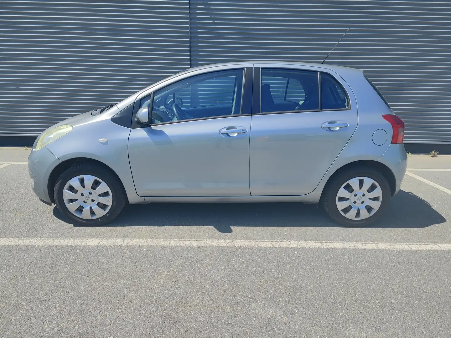 Toyota Yaris Sol 1.0i KLIMA Inspektion Neu TÜV=NEU bei kauf Gris - 1