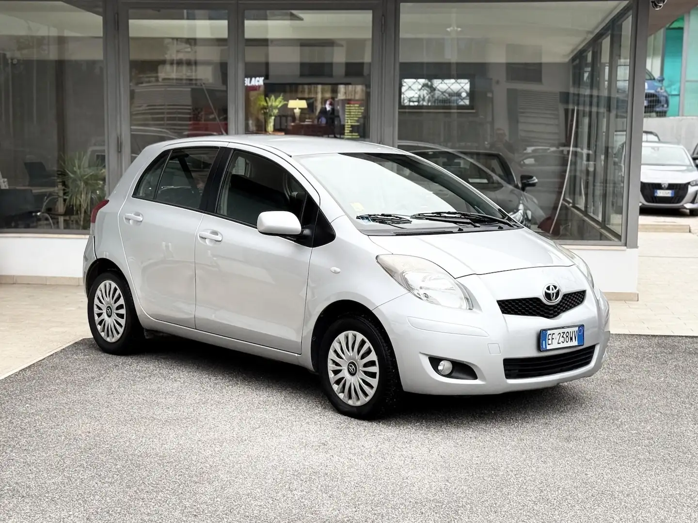 Toyota Yaris 1.0 Benzina 69 CV E5 - 2010 Zilver - 1