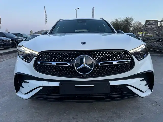 Mercedes-Benz 220 view 5