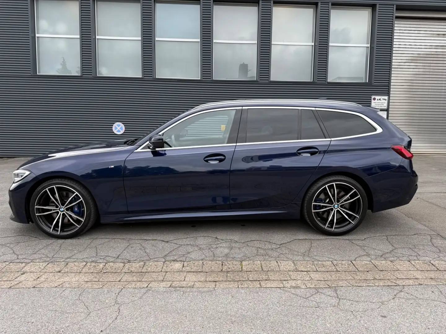 BMW 320 d Touring xDrive M Sport Pano ACC H/K AHK 19 Blau - 2